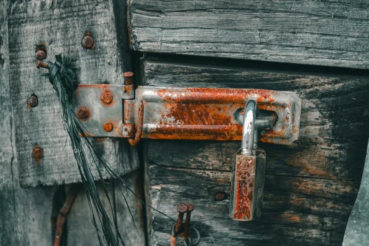 Алматыдағы Металл Конструкцияларының Коррозияға Қарсы Қорғанысы: Жабын Түрлері мен Нақты Мерзімдер